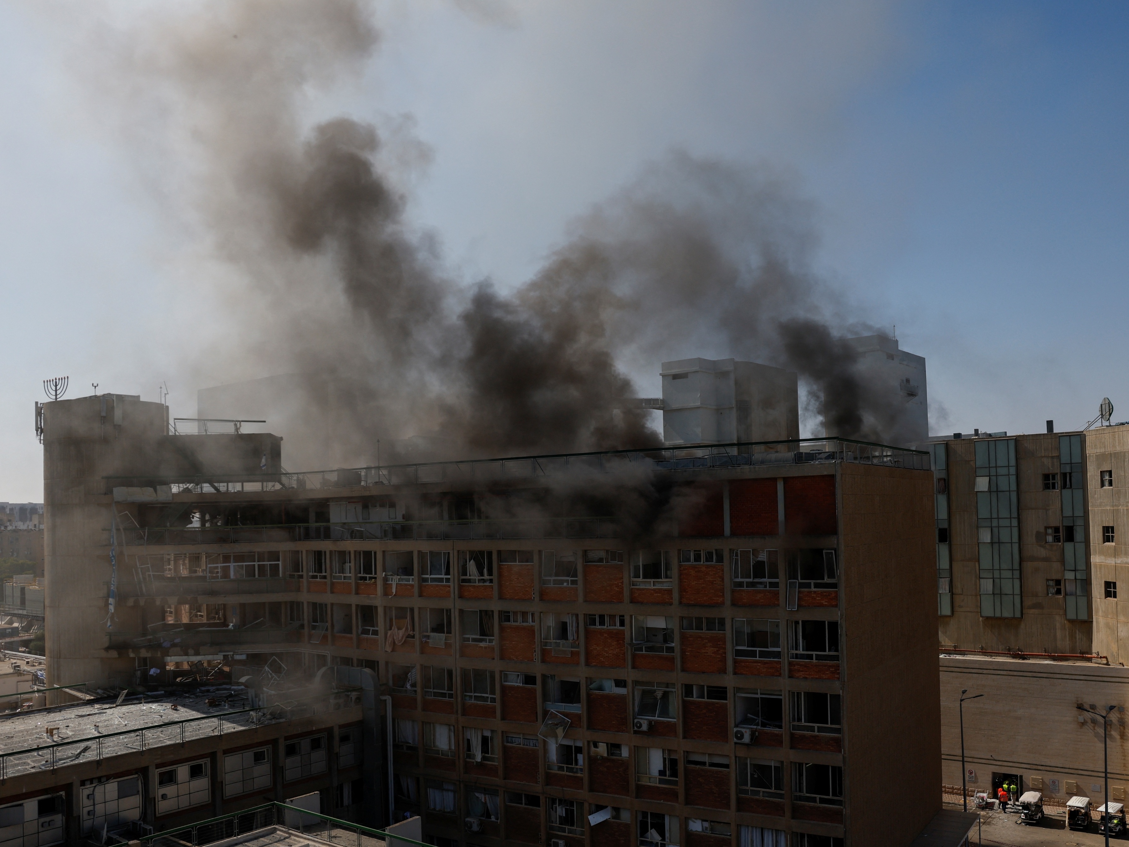 Israel enfrenta risco com estoque reduzido de mísseis Arrow contra o Irã Fumaça sobe do Soroka Medical Center em Bersheba, no sul de Israel, após local ser atingido por míssil iraniano (Foto: Amir Cohen/Reuters)