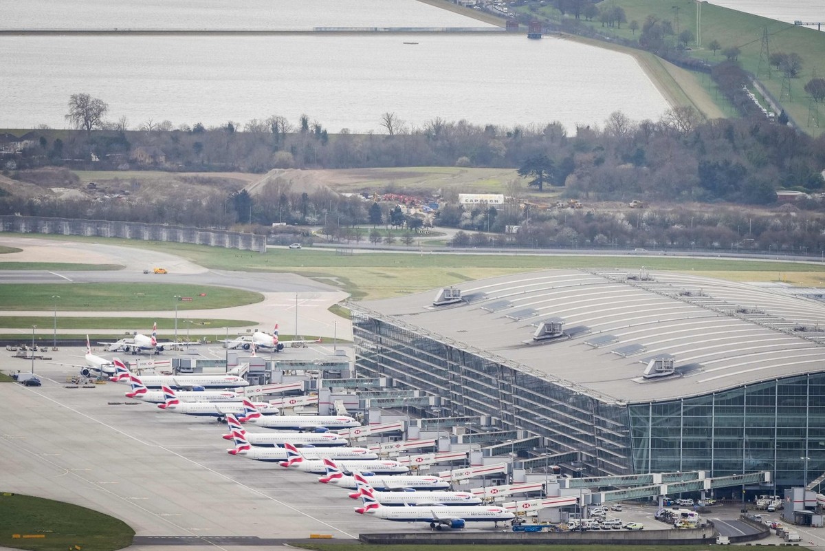 Foto aérea mostra aviões estacionados no Aeroporto de Heathrow (Foto: AFP)