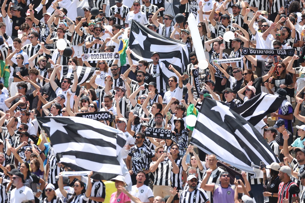 Artistas seguem em turnê e celebram a permanência no cenário musical Torcida do Botafogo no Rose Bowl, em Pasadena, Califórnia (Foto: Vitor Silva/Botafogo)