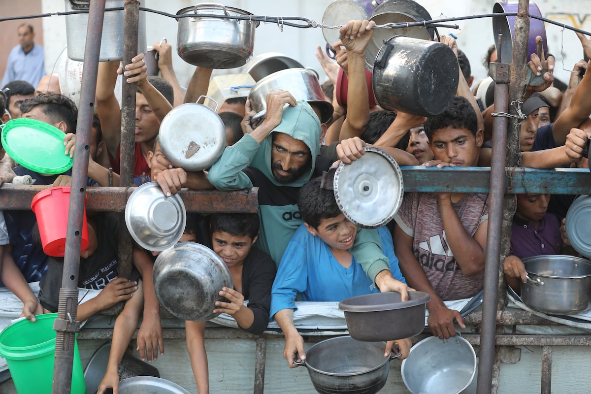 Acordo humanitário entre UE e Israel gera incertezas sobre sua eficácia Palestinos à espera de receber alimentos de uma ONG em Cidade de Gaza, no dia 14 de julho. (Foto: ZUMA via Europa Press)