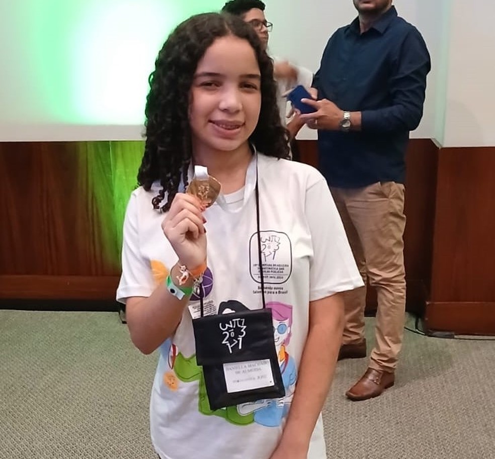 Estudante supera luto e conquista ouro na Olimpíada das Escolas Públicas apesar de aversão à matemática Daniella Machado de Almeida conquistou medalha de ouro na OBMEP de 2024. (Foto: Arquivo pessoal)