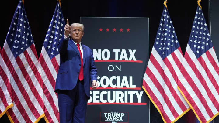 'Grande projeto' pode beneficiar alguns idosos do INSS, mas não elimina impostos sobre benefícios Donald Trump, ex-presidente e candidato republicano à presidência, fala em um comício em Asheville, Carolina do Norte, na quarta-feira, 14 de agosto de 2024. (Foto: Matt Rourke | AP)