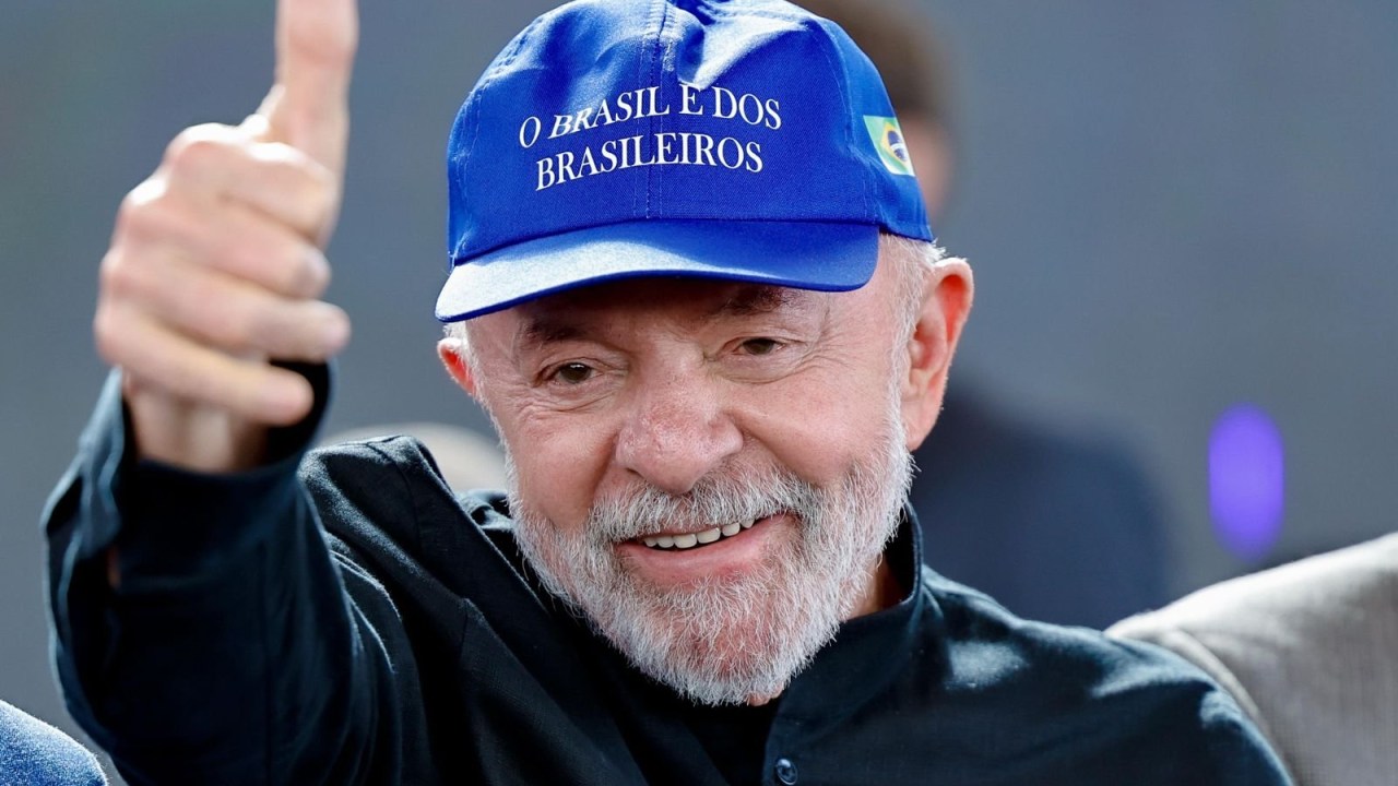 Lula usa boné com a frase "o Brasil é dos brasileiros" (Foto: @LulaOficial/Reprodução)