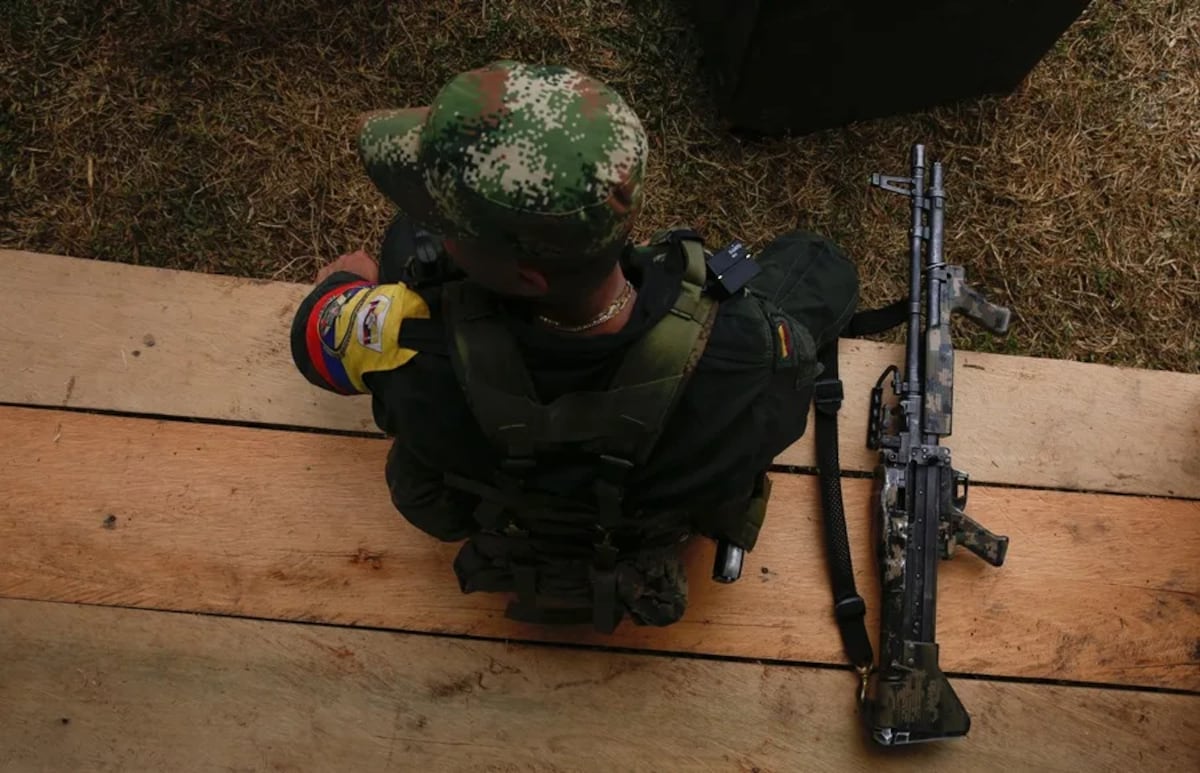 Excomandantes das FARC admitem recrutamento forçado de 18 mil menores na Colômbia Guerrilheiro das Forças Armadas Revolucionárias (FARC) da Colômbia, em Caquetá. (Foto: Ernesto Guzmán/EFE)