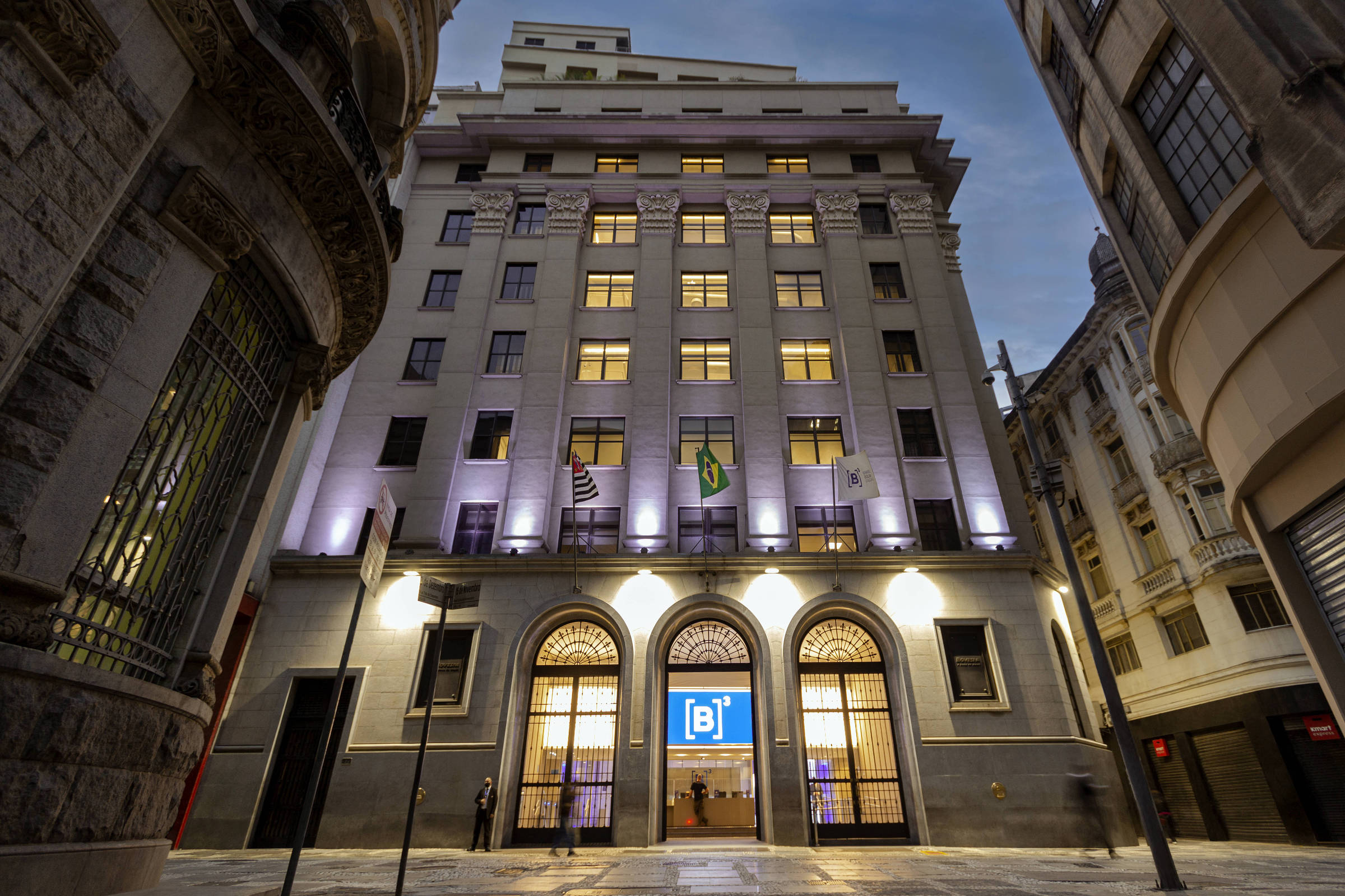 Companhias rejeitam reforma de governança e mantêm ações em alta Imagem no final de tarde da sede da B3, a Bolsa de Valores (Foto: Divulgação/B3)