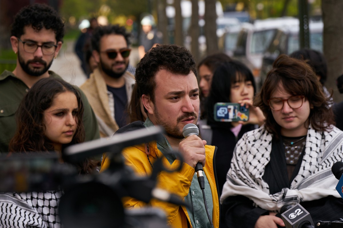 Juiz determina liberdade de ex-aluno de Columbia acusado de protestos anti-Israel Mahmoud Khalil fala durante uma coletiva de imprensa sobre estudantes que foram presos e suspensos por protestar na Universidade de Columbia, em abril do ano passado (Foto: Bing Guan/The New York Times)
