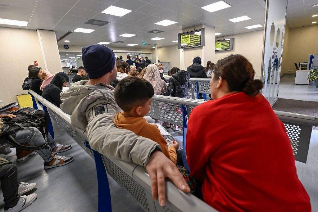Governo português impõe nova política de imigração e afeta brasileiros em espera Família em unidade da Agência para Integração, Migrações e Asilo (AIMA) (Foto: BBC News/Getty Images)