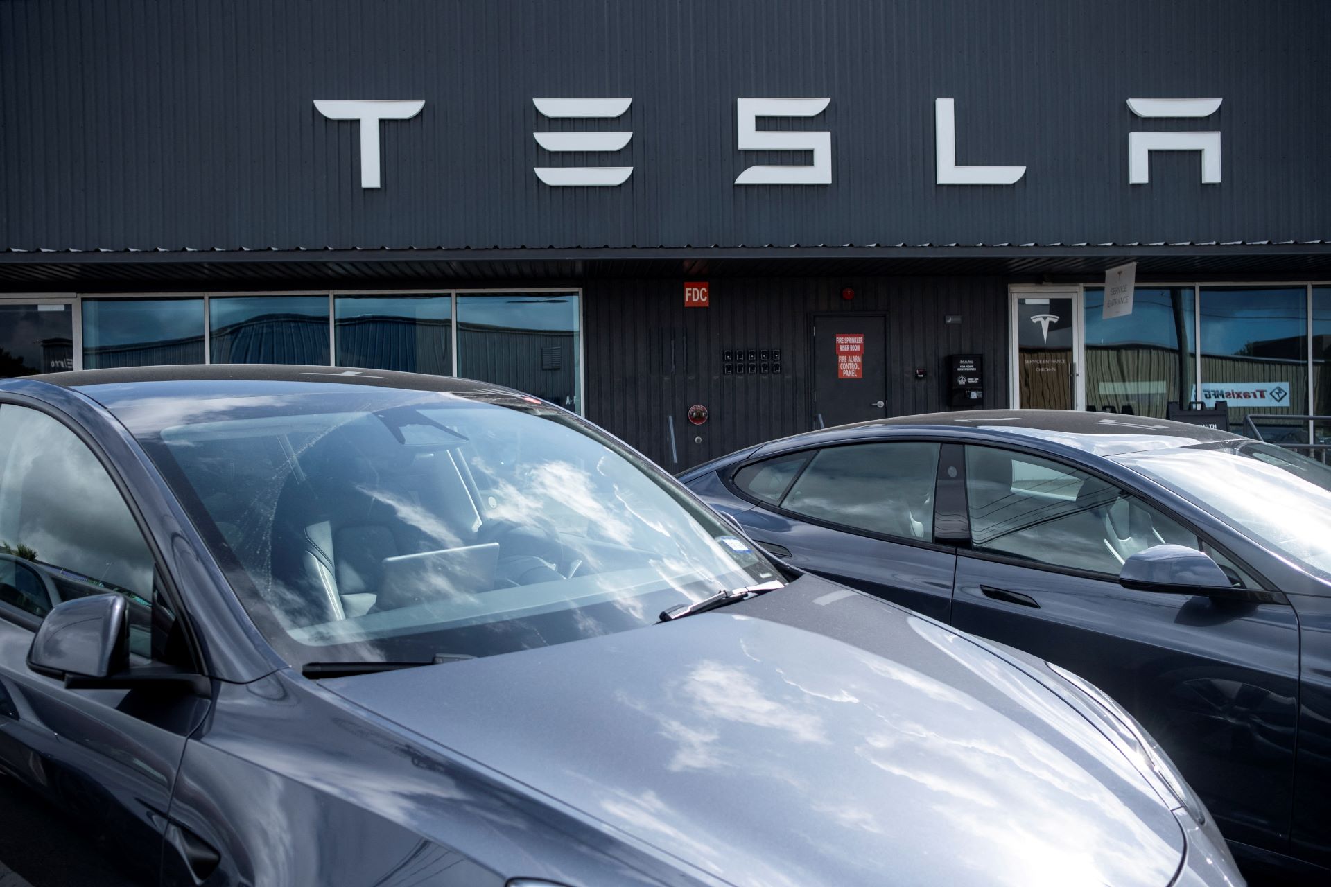 Tesla enfrenta segundo ano consecutivo de queda nas vendas e analisa os motivos Veículos da Tesla estacionados do lado de fora de um centro de serviços em Austin, no Texas - 21/06/2025 (Foto: REUTERS/Joel Angel Juarez)