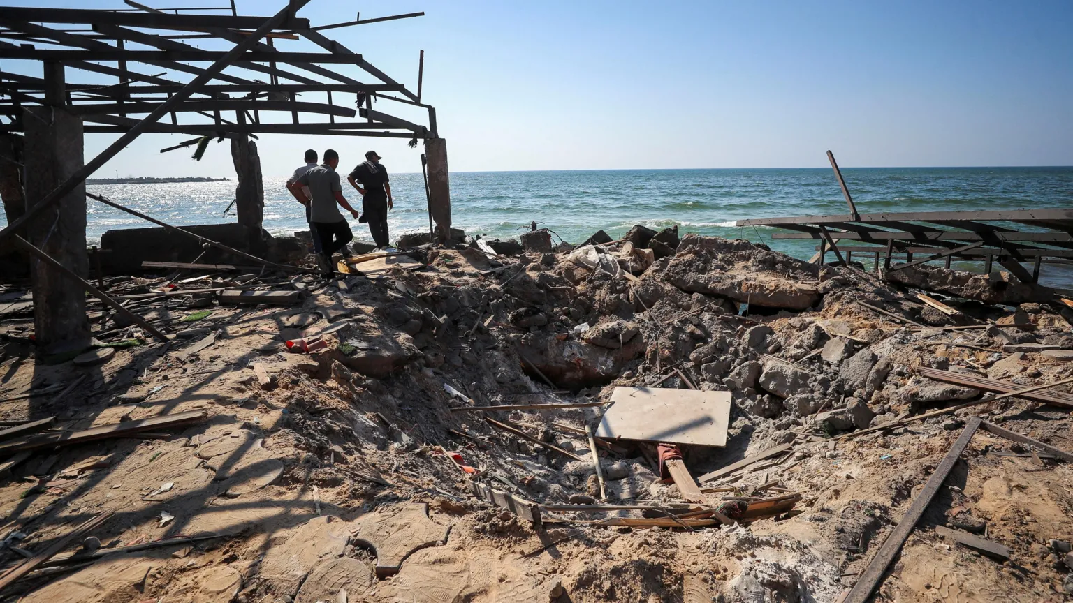 Ataque de Israel a café em Gaza deixa dezenas de mortos, incluindo operativa do Hamas Uma cratera no café da praia al-Baqa após ser atingido por um ataque israelense (Foto: Reuters)