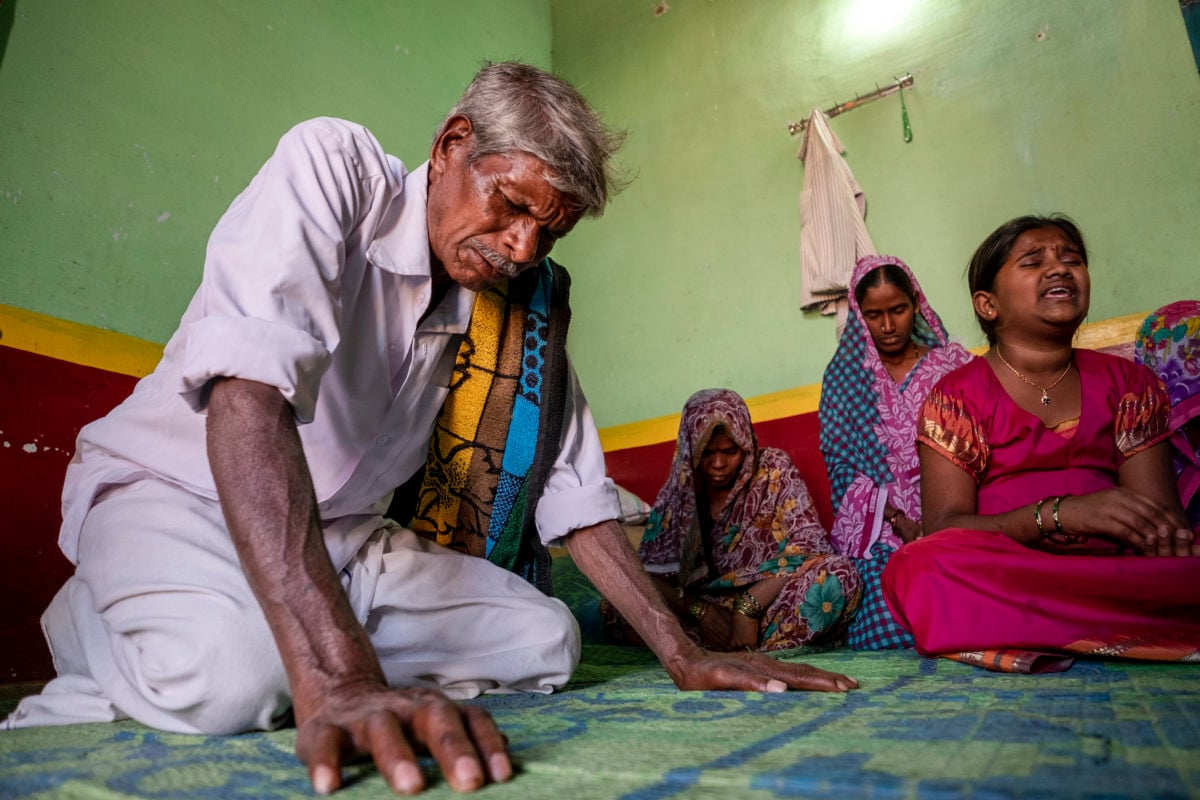 Família cristã é expulsa de aldeia na Índia por não renunciar à fé em Jesus Homem indiano ora durante um culto em Bangalore, Índia. (Foto: IMB)