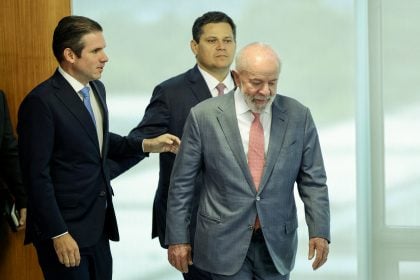 Lula busca reaproximação com Congresso após revogação do decreto do IOF Presidente Luiz Inácio Lula da Silva (c) reunido com os presidentes do Senado, Davi Alcolumbre (d), e da Câmara dos Deputados, Hugo Motta (e) (Foto: Fabio Rodrigues-Pozzebom/Agência Brasil)