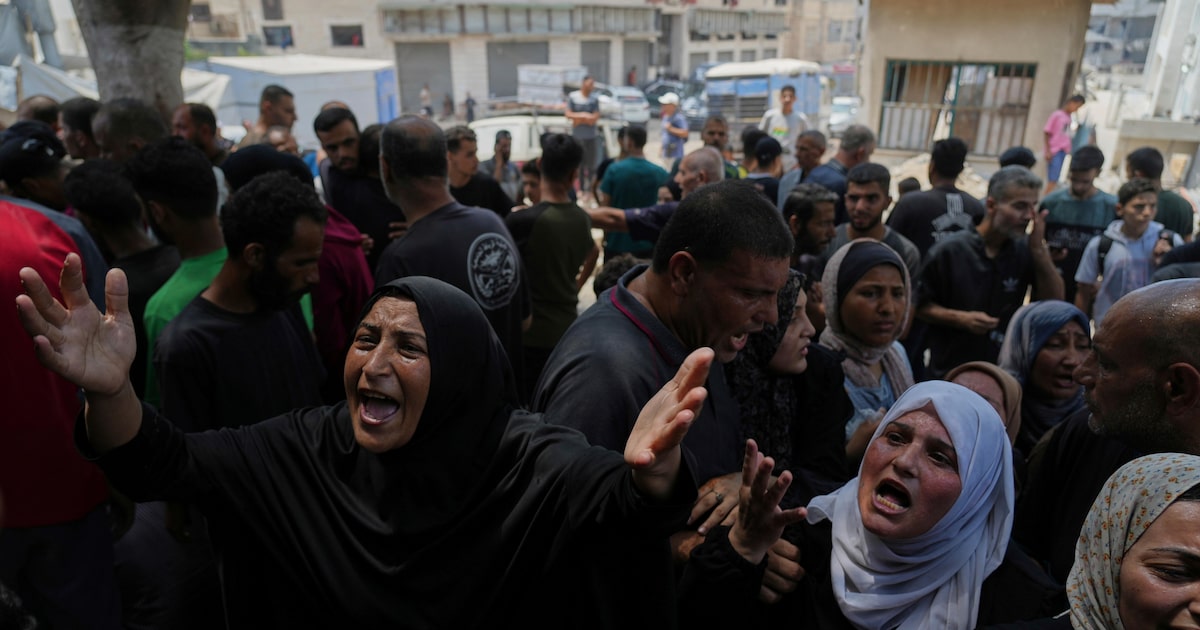 Amigos e parentes choram a morte do menino palestino Qais Adwan, de 11 anos, morto em um ataque aéreo israelense a uma escola em Gaza que estava sendo usada como abrigo (Foto: Abdel Kareem Hana/AP)