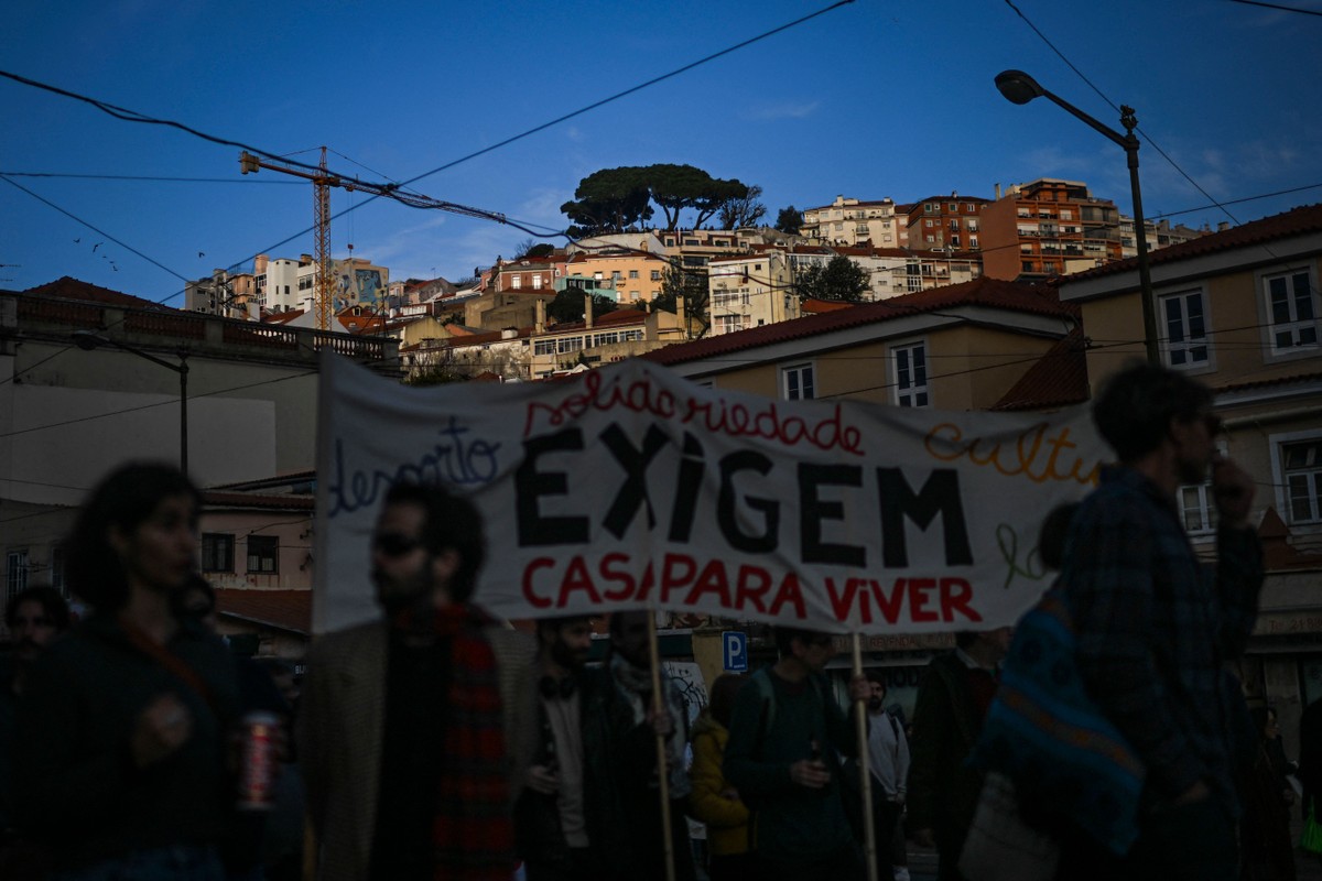 Manifestantes cobram moradia acessível em Lisboa: reagrupamento familiar de imigrantes virou bode expiatório (Foto: Patrícia de Melo Moreira/AFP)