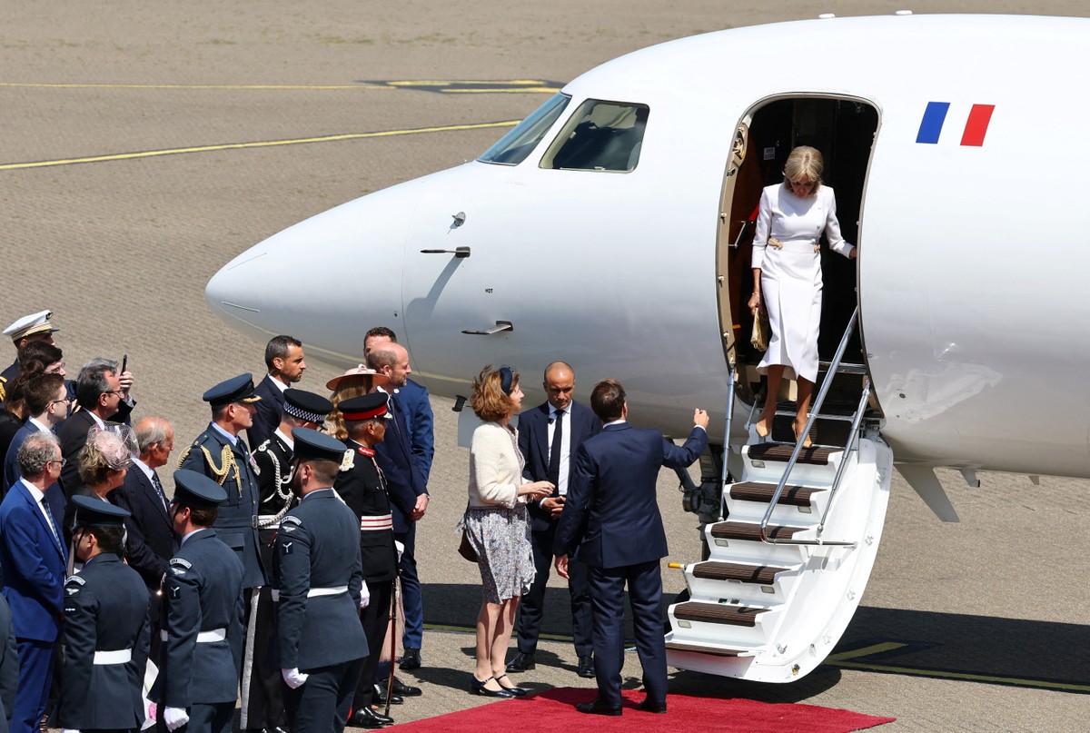 Primeira-dama recusa apoio de Macron ao chegar na Inglaterra com a realeza britânica Emmanuel Macron e a esposa Brigitte Macron desembarcam e são recebidos pelo príncipe britânico William, Príncipe de Gales, e pela princesa britânica Catherine, Princesa de Gales (Foto: AFP)