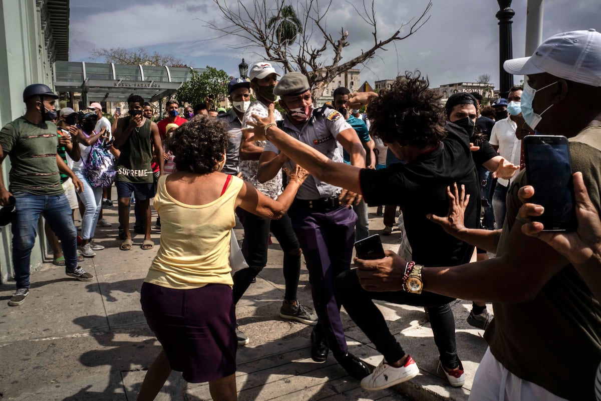 Arrebatamento de um manifestante em Havana, Cuba, em 11 de julho de 2021. (Foto: Ramon Espinosa/AP)
