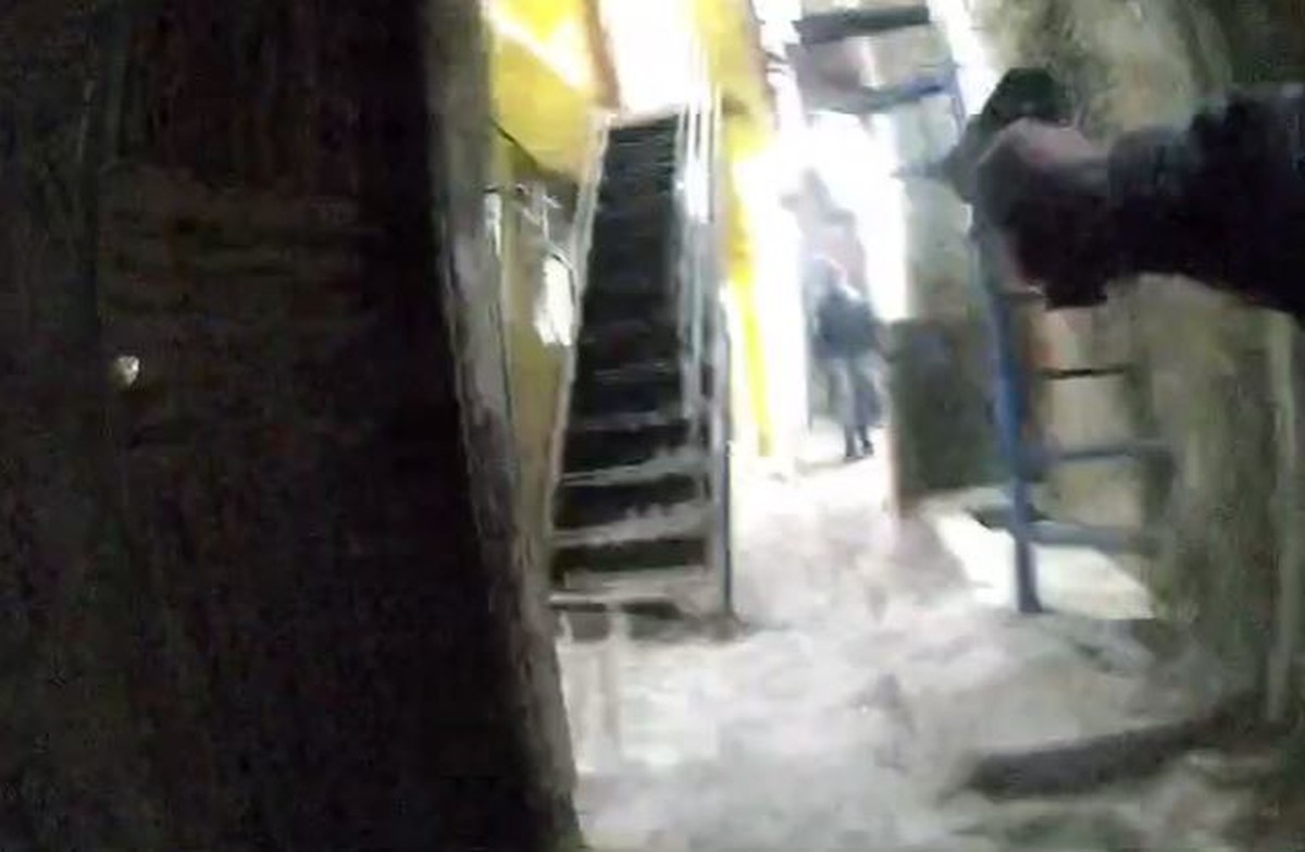 PM da Rota é investigado após morte de investigador em favela de SP Imagens de câmera corporal mostram PM atirando contra policial civil por engano em SP (Foto: Reprodução)