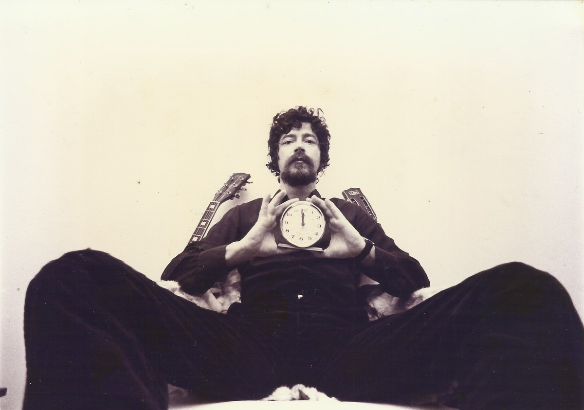 Mostra no MIS-SP celebra 80 anos de Raul Seixas com acervo inédito e emocionante O cantor e compositor Raul Seixas, que inspira exposição em cartaz no MIS-SP a partir de 11 de julho (Foto: Frederico Mendes/ Acervo de Kika Seixas)