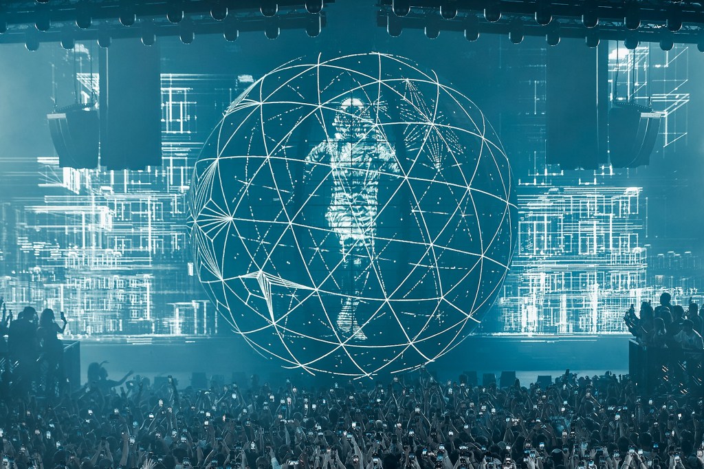 Eric Prydz apresenta Holosphere 2.0, um espetáculo aguardado por cinco anos Eric Prydz e sua equipe falam sobre a criação do Holosphere 2.0, o show impressionante do produtor no clube UNVRS em Ibiza, que também está sendo levado em turnê. (Foto: Reprodução)