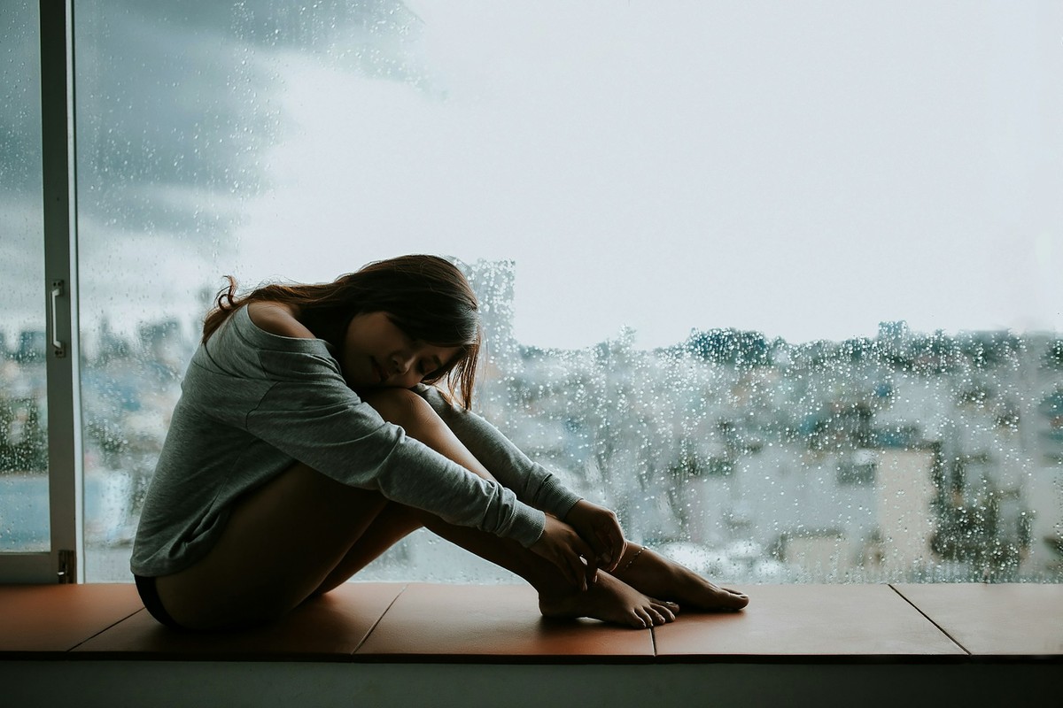 Aumento de sofrimento mental afeta mais meninas e jovens LGBTQIA+, revela estudo Sofrimento mental atinge mais meninas e jovens LGBTQIA+, aponta estudo (Foto: Anthony Tran/Unsplash)