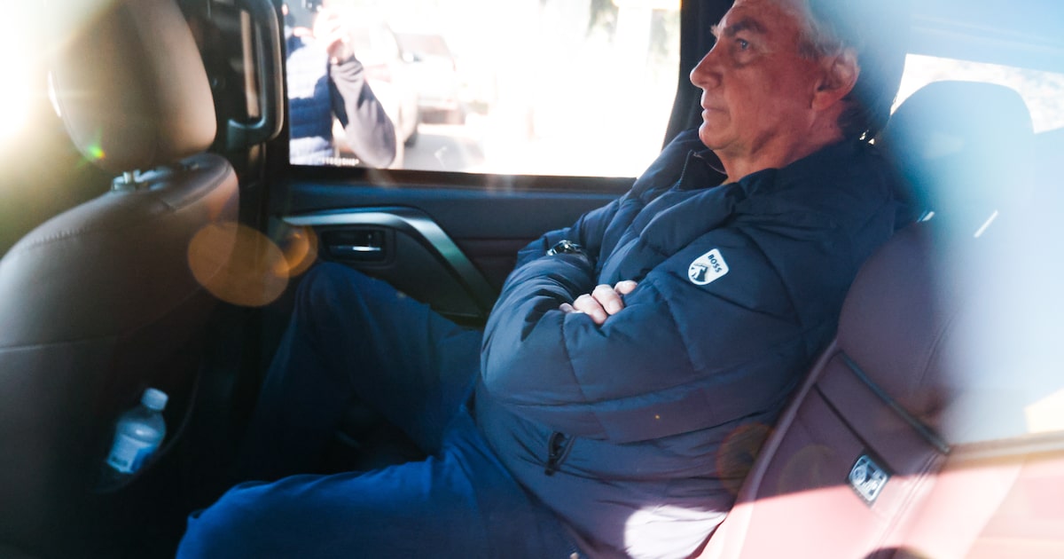 Bolsonaro é acusado de negociar sanções de Trump em troca de anistia no golpe O ex-presidente Jair Bolsonaro saindo de sua casa em Brasília e indo em direção à secretaria onde vai colocar tornozeleira eletrônica por determinação do ministro Alexandre de Moraes (Foto: WILTON JUNIOR/ESTADÃO)