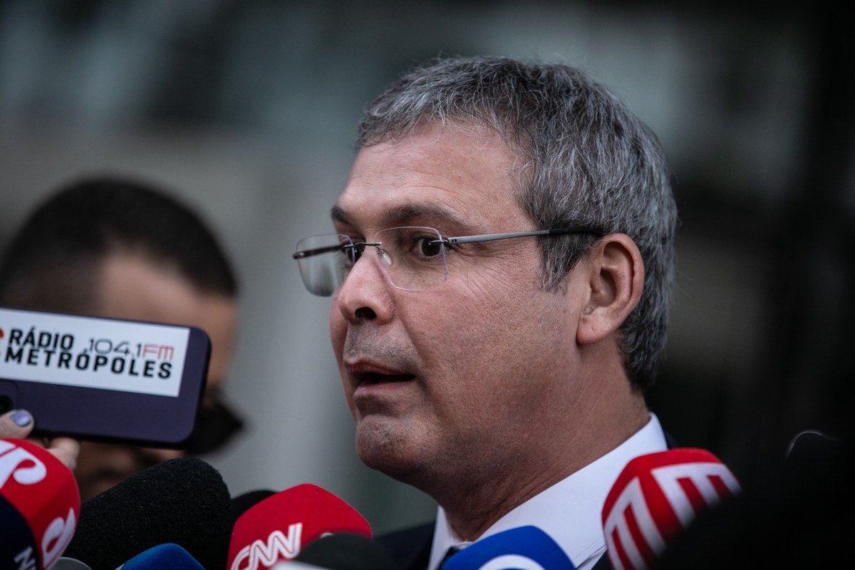 Aliados de Lula criticam Selic a 15% e chamam taxa de 'indecente' Deputado Lindbergh Farias em coletiva na Polícia Federal (Foto: Brenno Carvalho / Agência O Globo)