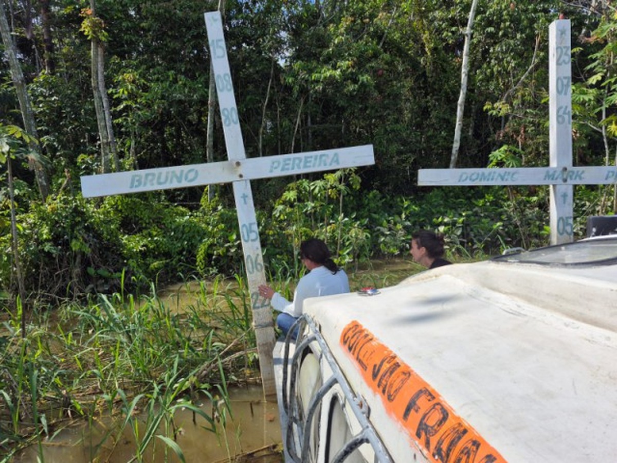 Amazônia se torna centro de tráfico de drogas devido a organizações criminosas Cruzes no lugar do assassinato de Bruno Pereira e Dom Phillips, no Vale do Javari (Foto: Daniel Biasetto/Agência O Globo/05/06/2025)
