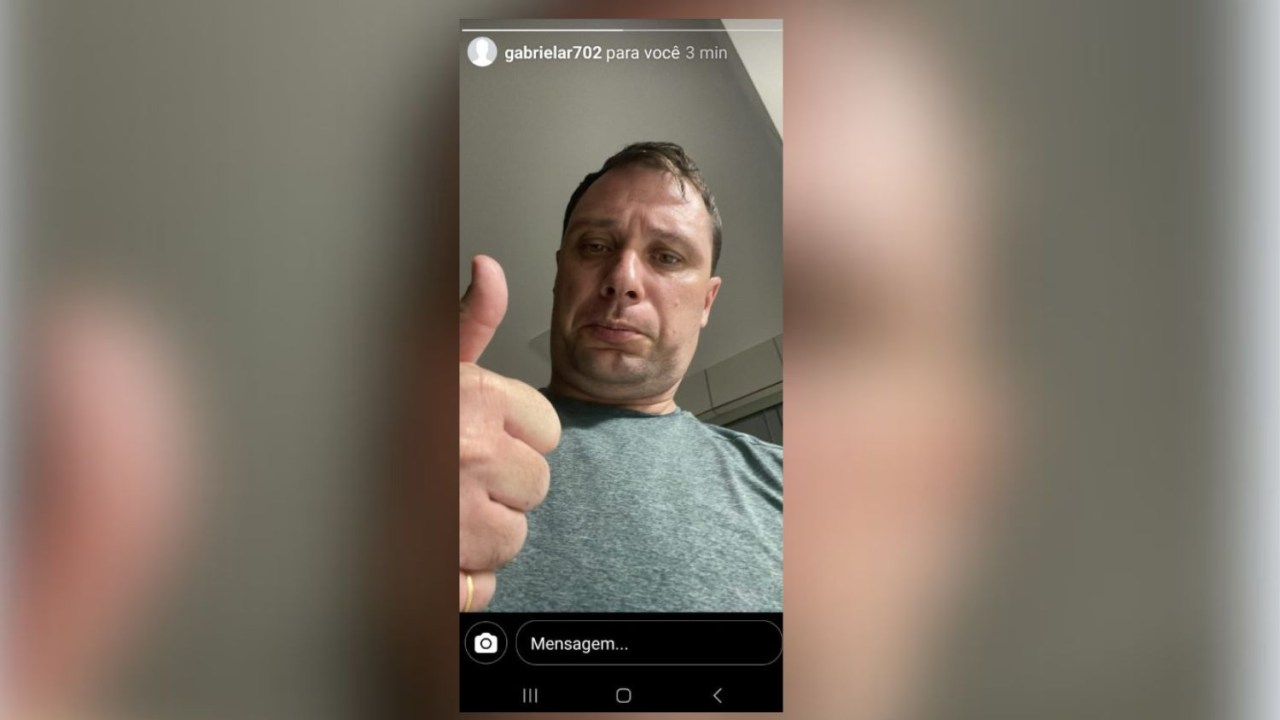 Mauro Cid manda selfie em comunicação clandestina pelo perfil @gabrielar702 no Instagram (Foto: Reprodução)