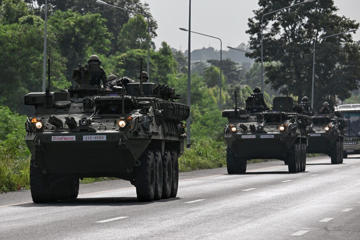 Tailândia e Camboja buscam trégua na Malásia após escalada de conflitos na fronteira Soldados do Exército Real da Tailândia em veículos blindados em Chachoengsao, em 24 de julho de 2025, durante escalada do conflito com o Camboja (Foto: Lillian Suwanrumpha / AFP)