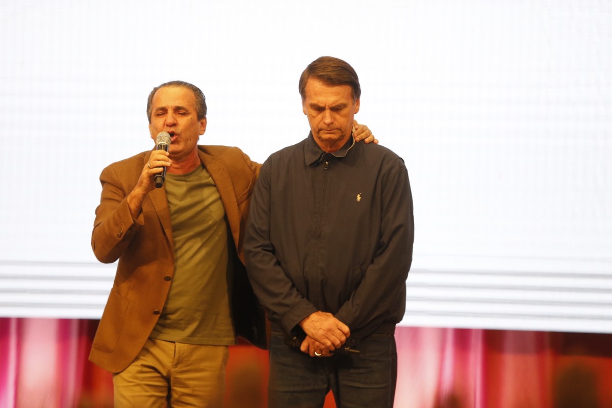 Documentário revela Malafaia como político e crítico da fé cristã Deus escolheu as coisas vis: Jair Bolsonaro e o pastor Silas Malafaia em 2018 — Foto: Domingos Peixoto/30-10-2018