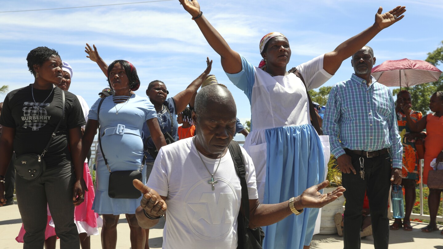 Peregrinos assistem a uma missa celebrando a Festa de Nossa Senhora do Carmo na igreja homônima no bairro Pétion-Ville, em Porto Príncipe, Haiti, na quarta-feira, 16 de julho de 2025. (Foto: AP Photo/Odelyn Joseph)