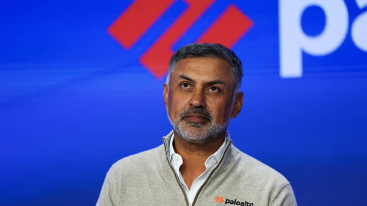 Ações da CyberArk disparam com rumores de compra pela Palo Alto Networks por R$ 100 bilhões Nikesh Arora, CEO da Palo Alto Networks, observa durante o fechamento da Nasdaq em Nova York, EUA, em 25 de março de 2025. (Foto: Jeenah Moon | Reuters)