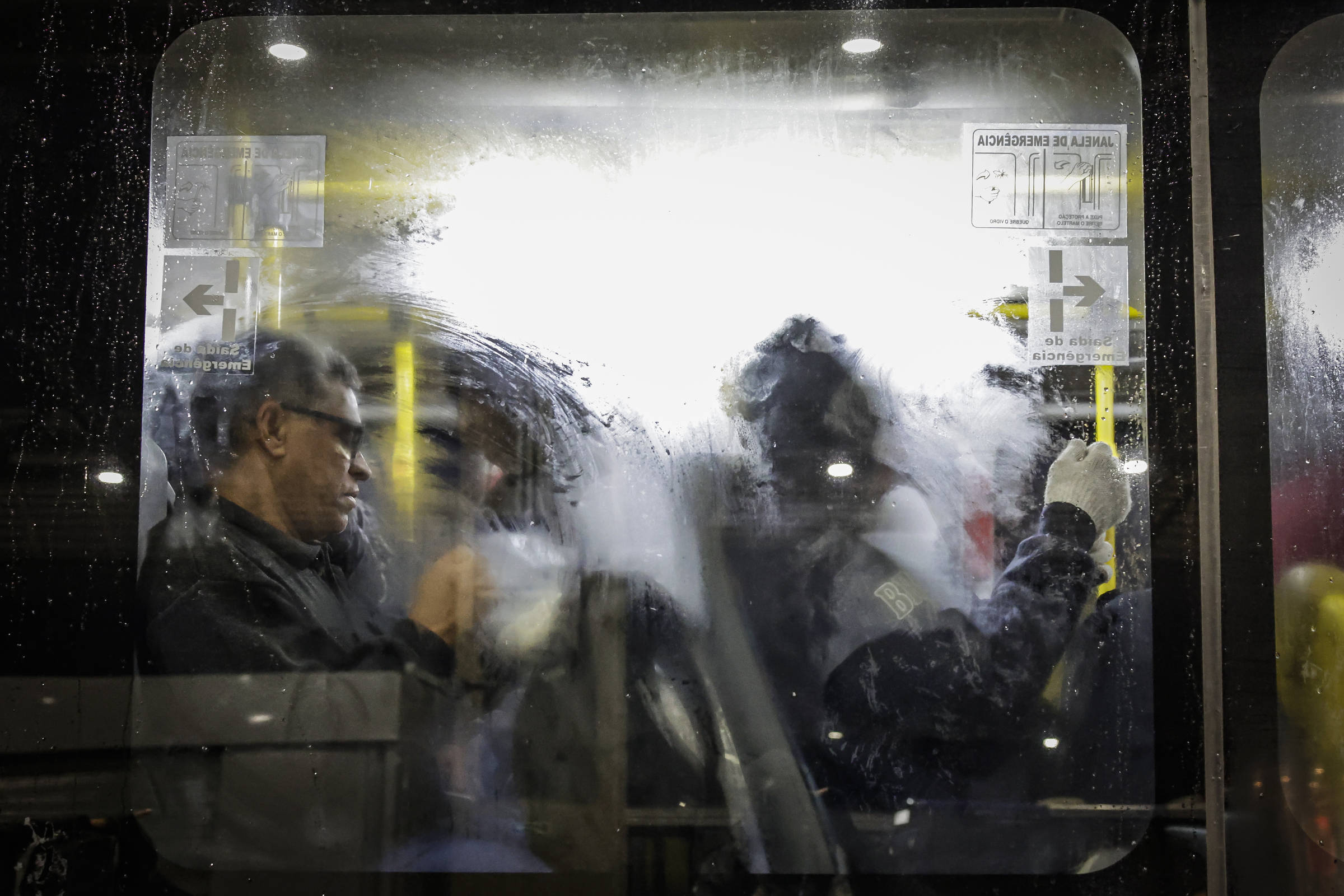 Gambiarras e aquecedores inadequados aumentam riscos de acidentes no frio Movimentação no terminal de ônibus em São Paulo, onde a média da temperatura mínima em julho é de 12,7°C (Foto: Bruno Santos - 25.jun.2025/Folhapress)