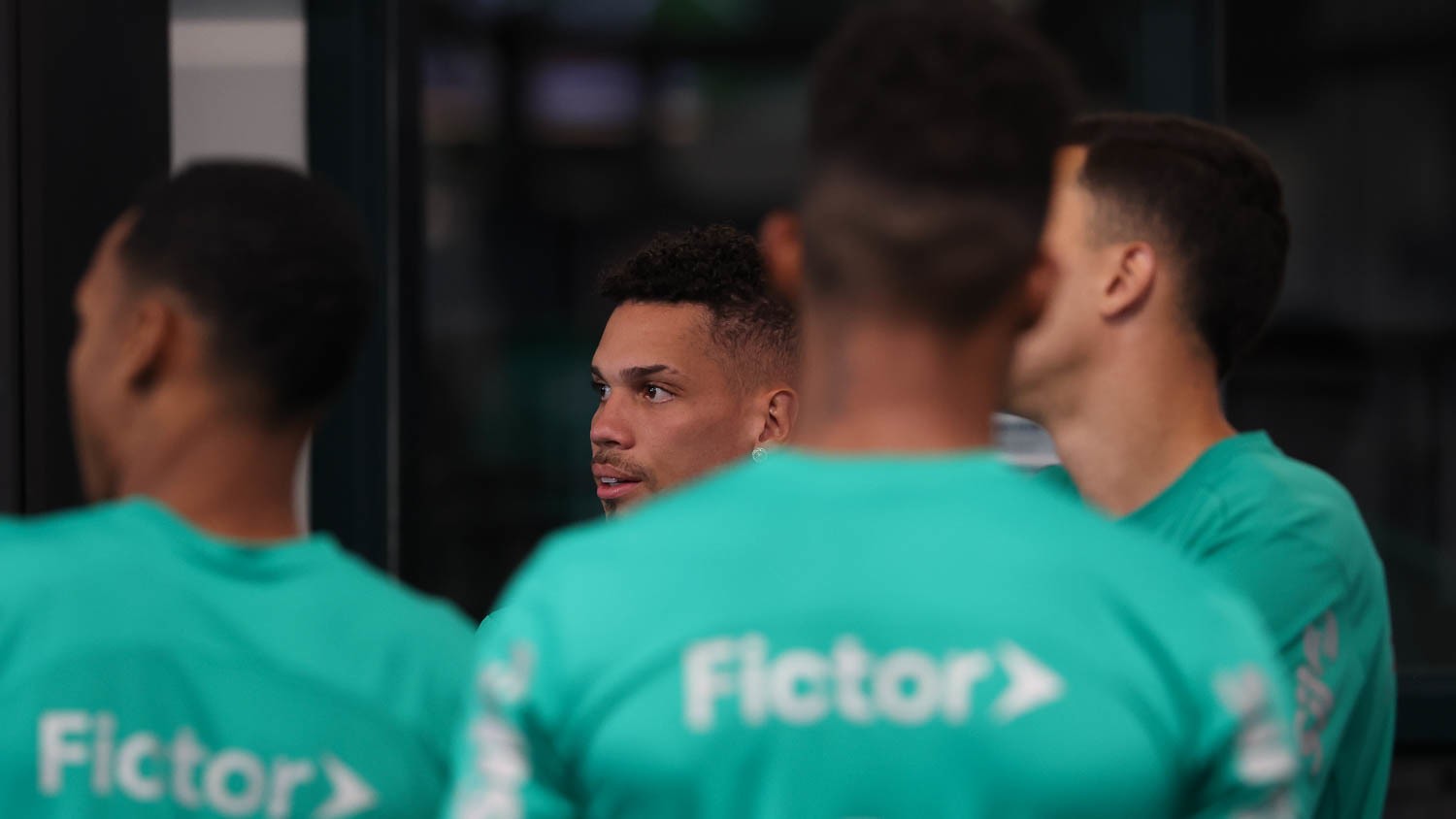Elenco elogia Paulinho por dedicação e esforço inigualáveis no futebol Foto: Reprodução