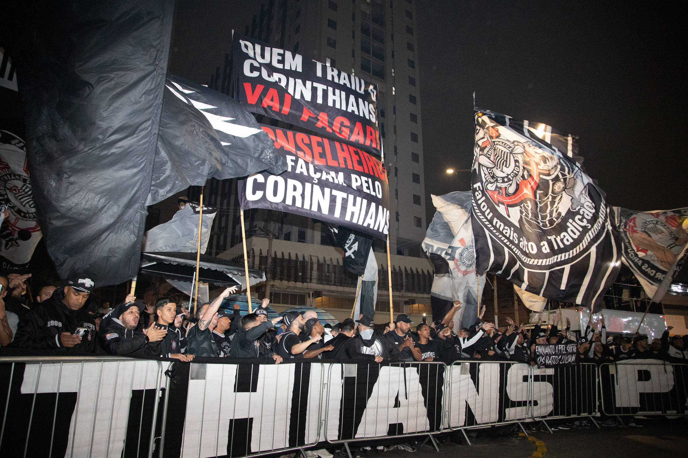 Corinthians se prepara para votação decisiva sobre impeachment de Augusto Melo Torcedores do Corinthians protestam em frente ao Parque São Jorge; ato na quinta-feira teve enterro simbólico de figuras da política alvinegra (Foto: Rodilei Morais - 24.jul.25/Fotoarena/Ag. O Globo)