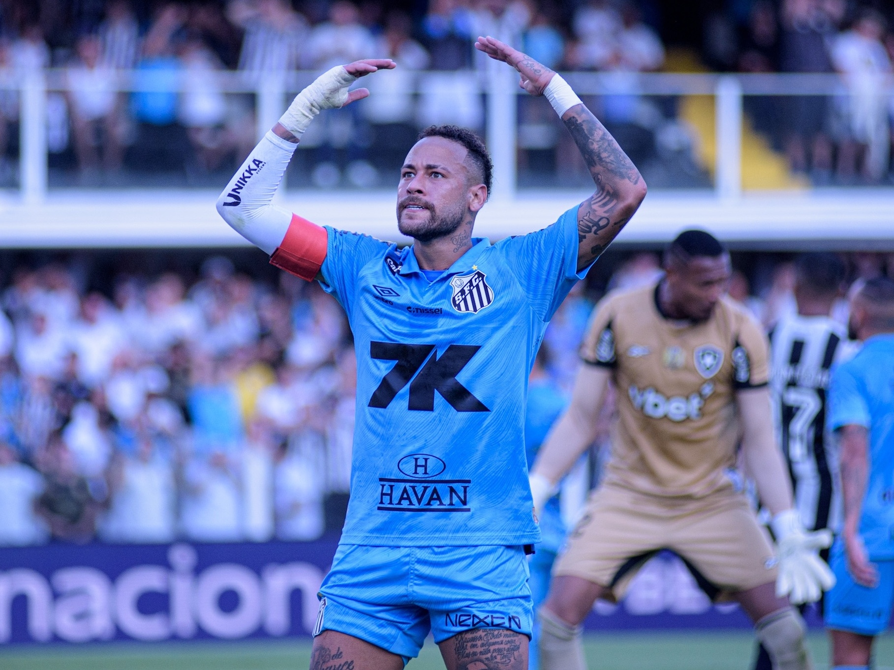 Neymar chama a torcida durante jogo do Santos contra o Botafogo, pelo Brasileirão (Foto: Carlos Torres/Ag. Estado)
