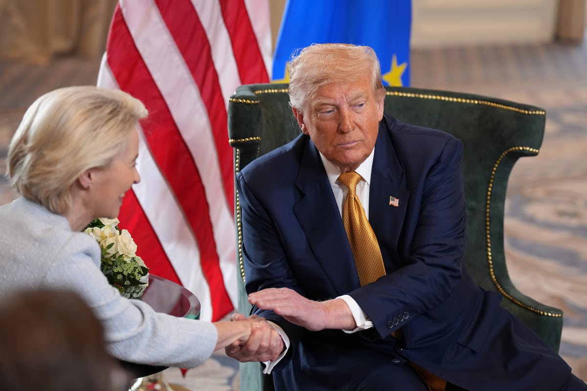 UE se rende às pressões econômicas de Trump e altera suas estratégias comerciais O presidente dos Estados Unidos, Donald Trump, e a presidenta da Comissão Europeia, Ursula von der Leyen, este domingo no campo de golfe de Trump em Turnberry, Escócia. (Foto: Andrew Harnik/Getty Images)