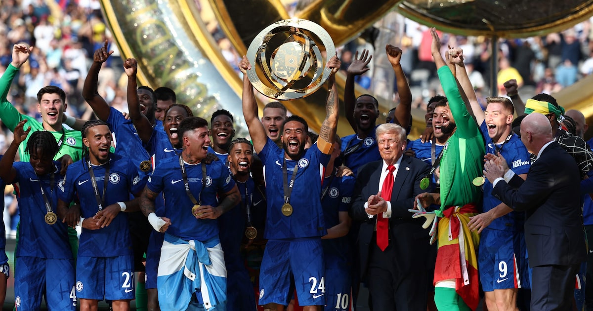 Reece James, capitão do Chelsea, levanta o troféu do Mundial de Clubes, torneio que convenceu a maioria, mas sem não gerar queixas (Foto: Franck Fife/AFP)