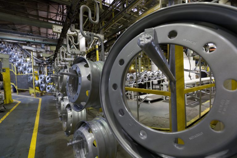 Perspectivas Fábrica brasileira: pesquisa do BC mostra que mais empresas querem recompor margens nos próximos meses (Foto: Iochpe-Maxion/Divulgação)