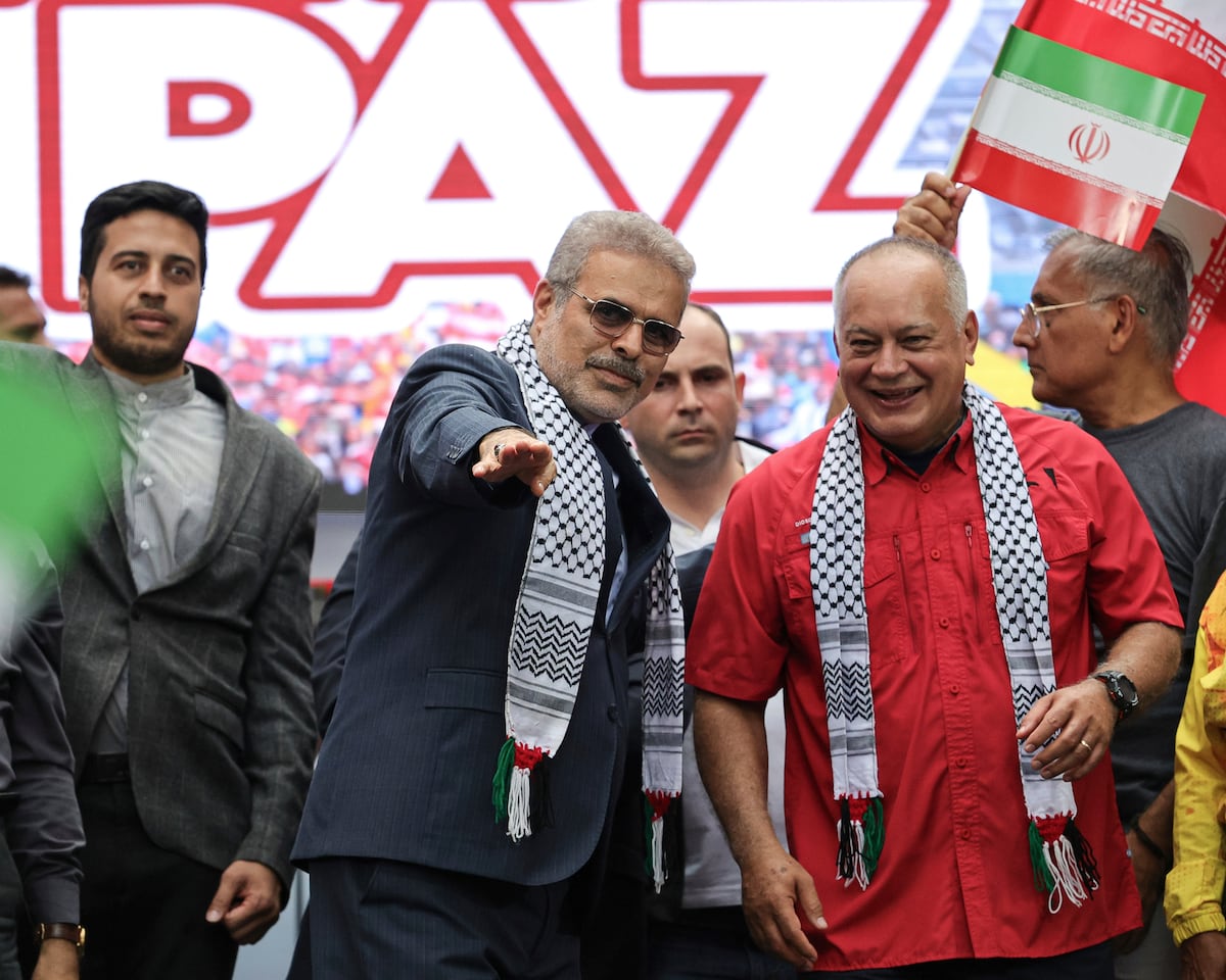 Cidadão espanhol é detido na Venezuela enquanto viajava em navio panamenho O ministro do Interior da Venezuela, Diosdado Cabello, à direita, com o embaixador iraniano. (Foto: Jesus Vargas/AP)