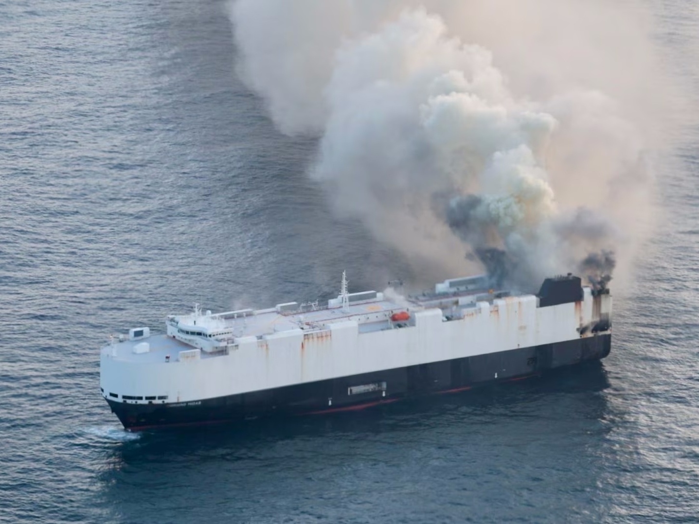 Navio com 3.000 veículos novos afunda após incêndio devastador no mar Foto: Reprodução