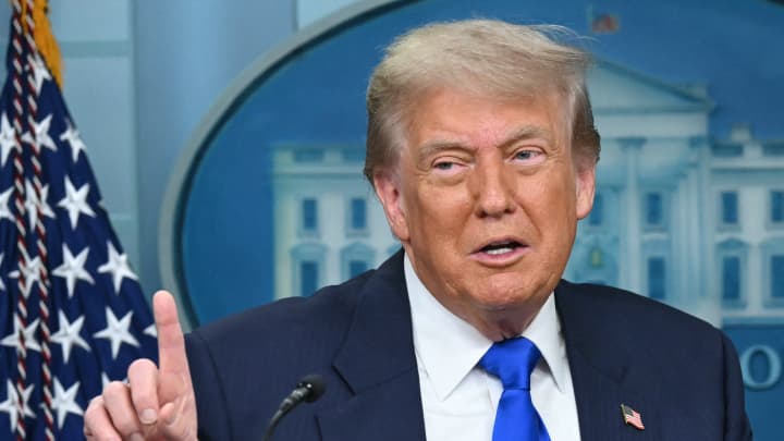 Trump propõe nova isenção fiscal de até R$ 2.000 para 90% dos contribuintes Andrew Caballero-Reynolds | Afp | Getty Images