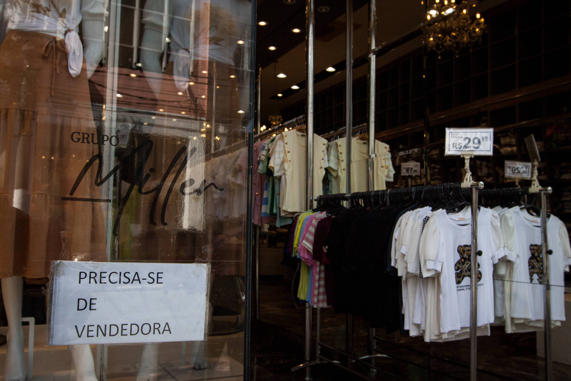 Brás solicita apoio do governo para enfrentar escassez de mão de obra Placa de vaga de emprego disponível em lojas de roupas e comércio na rua Miller, no bairro do Brás, capital paulista (Foto: Zanone Fraissat - 12.ago.25/Folhapress)