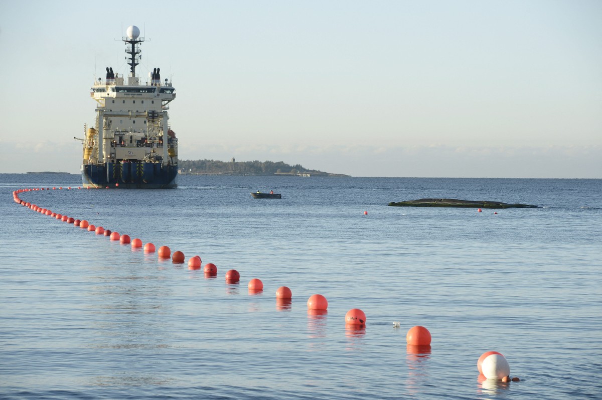 Cabos de telecomunicações submarinos C-Lion1 são colocados no fundo do Mar Báltico, em 12 de outubro de 2015 (Foto: Heikki Saukkomaa / LEHTIKUVA / AFP)
