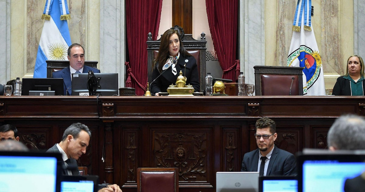 Milei e vice enfrentam divisão entre libertários e nacionalistas na direita argentina A vice-presidente da Argentina, Victoria Villarruel, durante sessão do Senado que aprovou o aumento nas aposentadorias e pensões (Foto: Sofia Areco/Senado da Argentina via AFP)