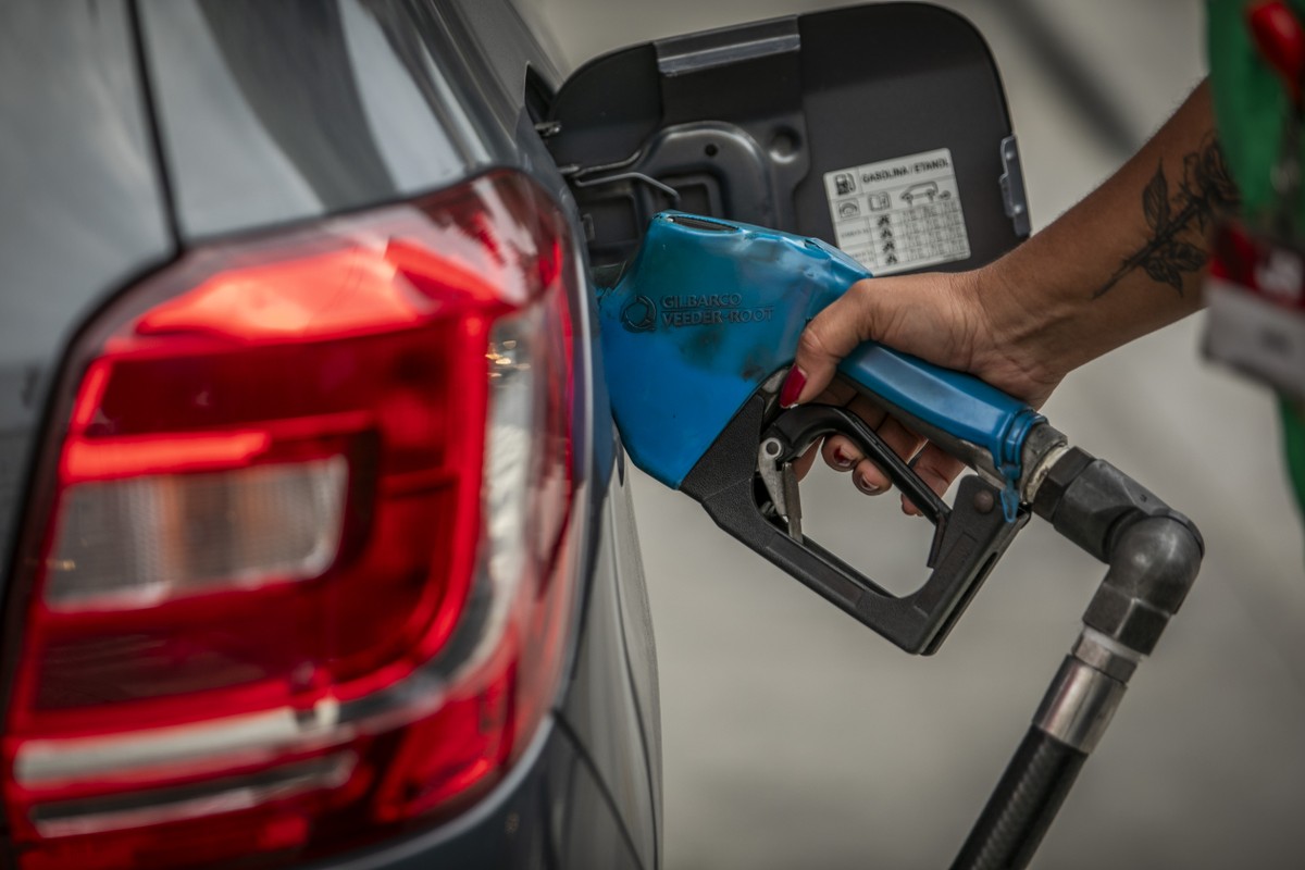 Carro é abastecido com combustível em posto de gasolina (Foto: Guito Moreto / Agência O Globo)