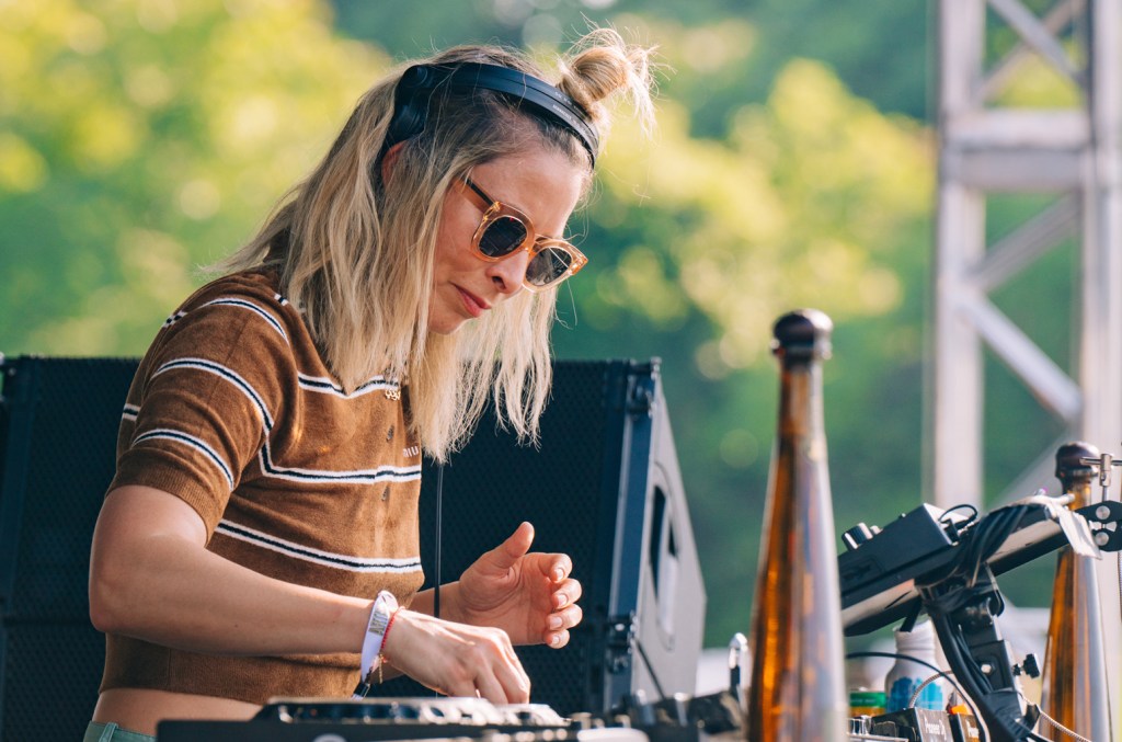 Blond:ish fala sobre sua residência histórica em Ibiza e interações com o público Billboard conversou com Blond:ish no Palm Tree Music Festival para discutir sua histórica residência em Ibiza, interações memoráveis com o público e mais. (Foto: Reprodução)