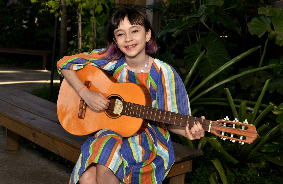 Sofia Gilberto, neta de João Gilberto e Astrud Gilberto, tem nove anos e é cantora (Foto: Divulgação/Cristina Granato)