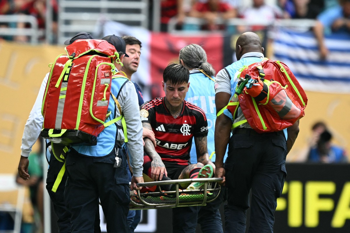 Pulgar passa por cirurgia no pé e deve voltar ao Flamengo em duas semanas Pulgar deixa o campo na partida entre Flamengo e Bayern de Munique (Foto: CHANDAN KHANNA / AFP)