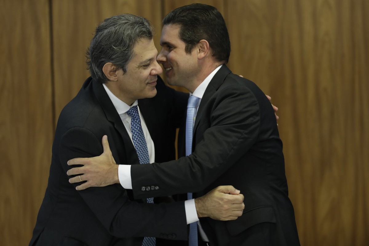 Hugo Motta se torna adversário de Haddad após derrota do governo Ministro da Fazenda, Fernando Haddad, abraça o presidente da Câmara, Hugo Motta (Foto: Cristiano Mariz)
