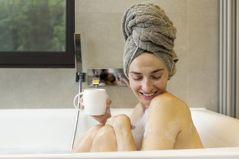 Tomar menos banhos no inverno pode trazer benefícios inesperados para a saúde Menos banho no frio está liberado, e dermatologistas explicam o motivo — Foto: Freepik